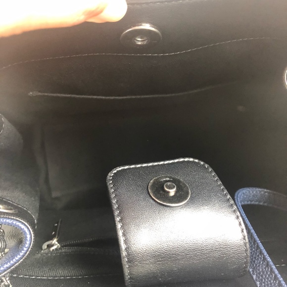 Chanel Medium Bucket bag - Picture 7 of 8